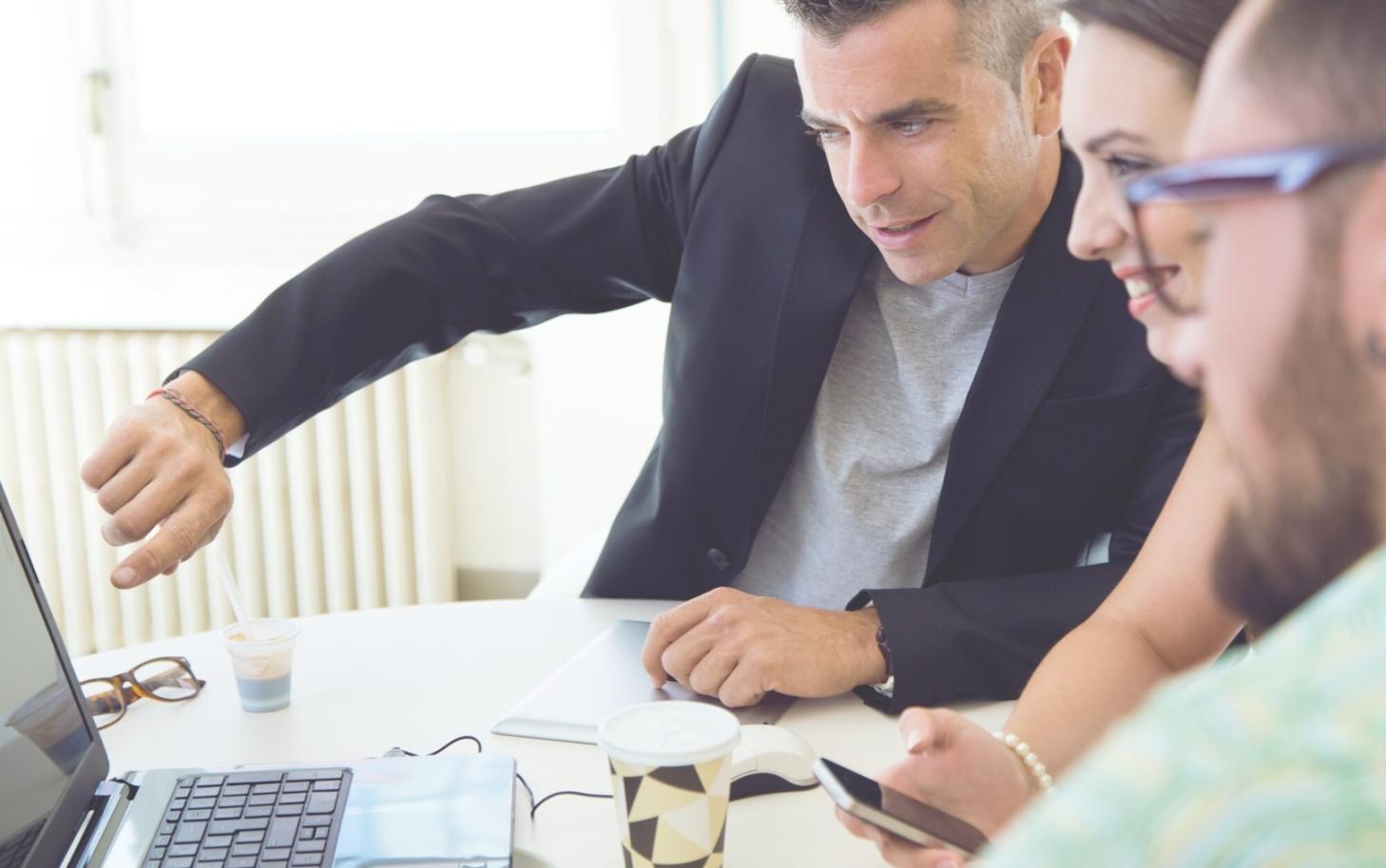 Finanzanalysten bei der Arbeit mit komplexen Modellen