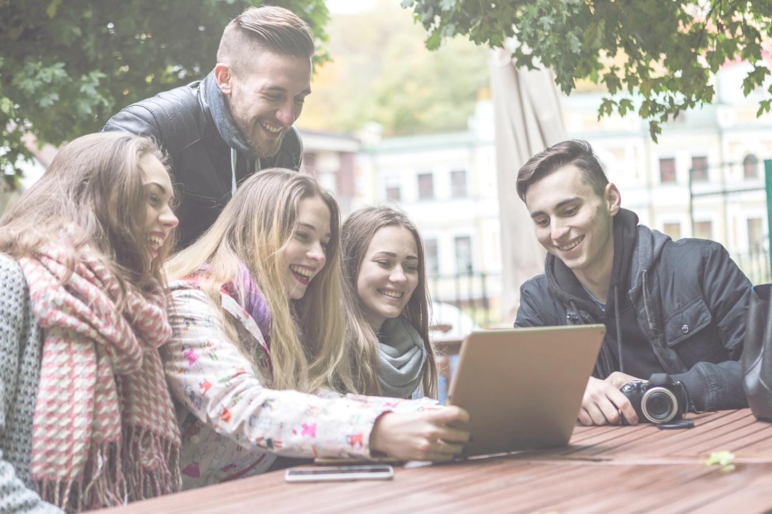 Teambesprechung über Finanzstrategie